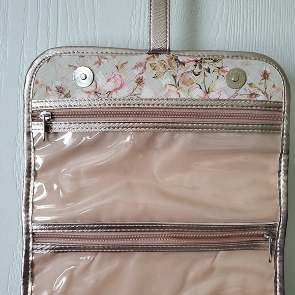 Tahari Winter Rose Travel Kit - Picture 7 of 9